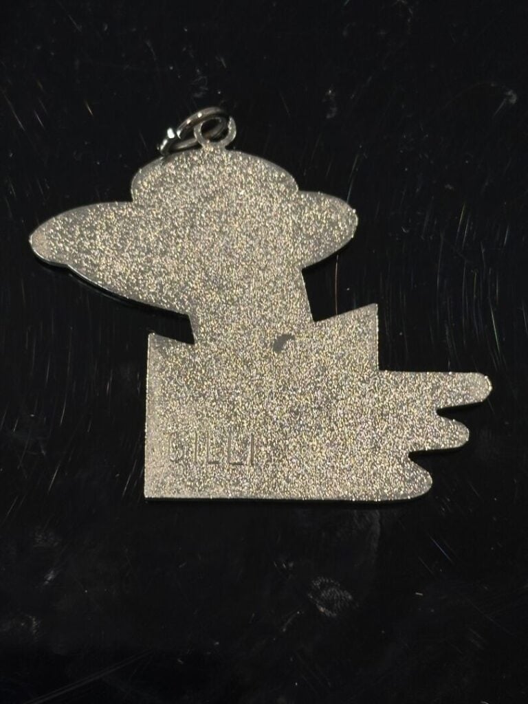 Claude GILLI (1938-2015), d'après - Pendentif moderniste en métal argenté émail…