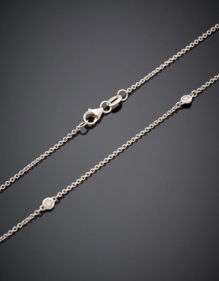 COLLIER chaînette en or gris (585°/°°) 14 carats, ponctué de six diamants taill…