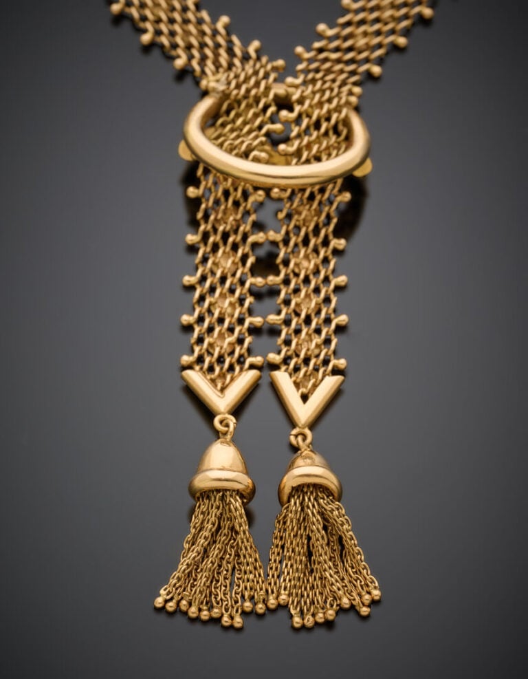 COLLIER composé de deux rubans "résille" en or jaune (750‰) retenant deux pompo…