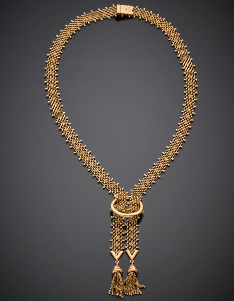 COLLIER composé de deux rubans "résille" en or jaune (750‰) retenant deux pompo…