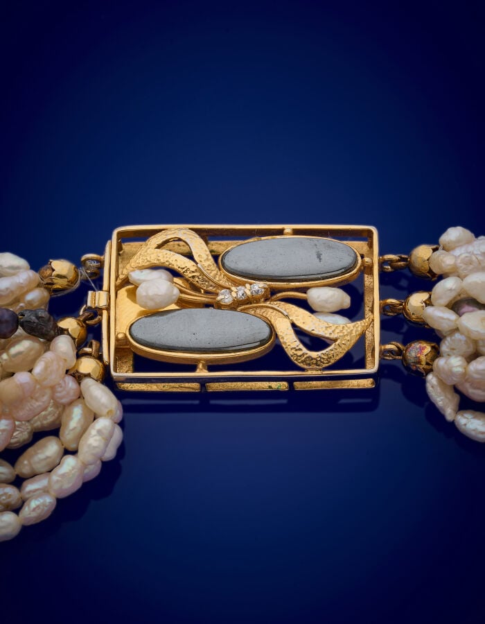 COLLIER composé de quinze rangs de perles d'eau douce baroques de couleur crème…