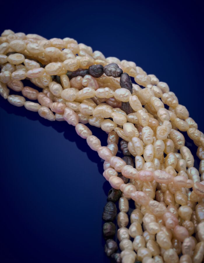 COLLIER composé de quinze rangs de perles d'eau douce baroques de couleur crème…