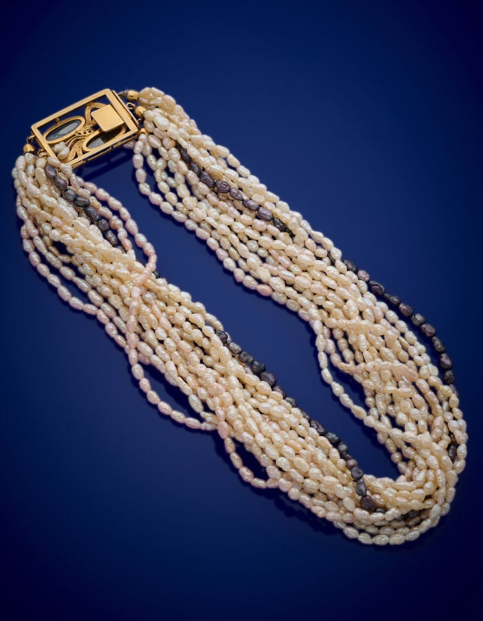 COLLIER composé de quinze rangs de perles d'eau douce baroques de couleur crème…