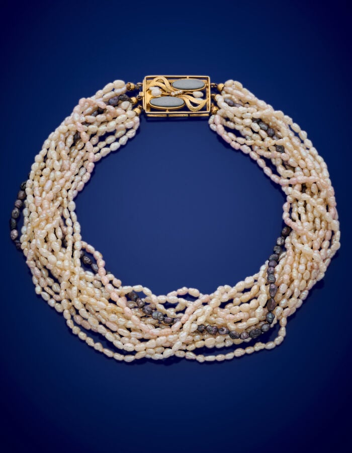 COLLIER composé de quinze rangs de perles d'eau douce baroques de couleur crème…
