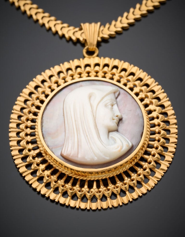 COLLIER en or jaune (750‰) composé d'une chaîne à maille plate articulée retena…