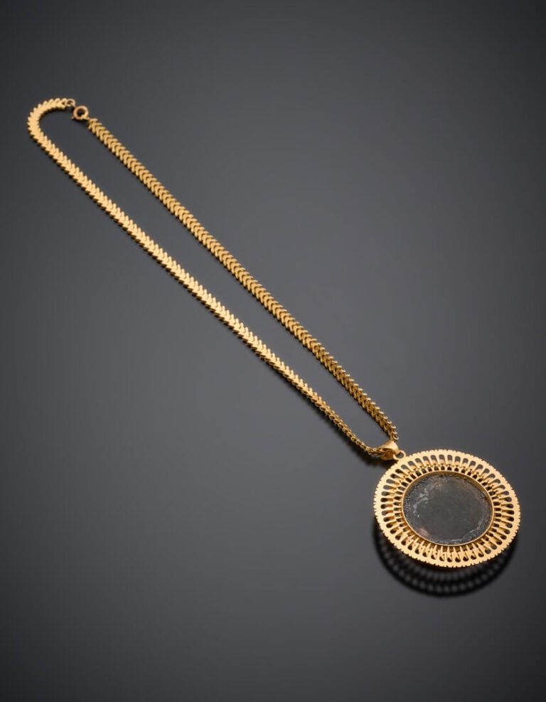 COLLIER en or jaune (750‰) composé d'une chaîne à maille plate articulée retena…