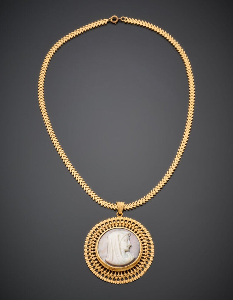 COLLIER en or jaune (750‰) composé d'une chaîne à maille plate articulée retena…