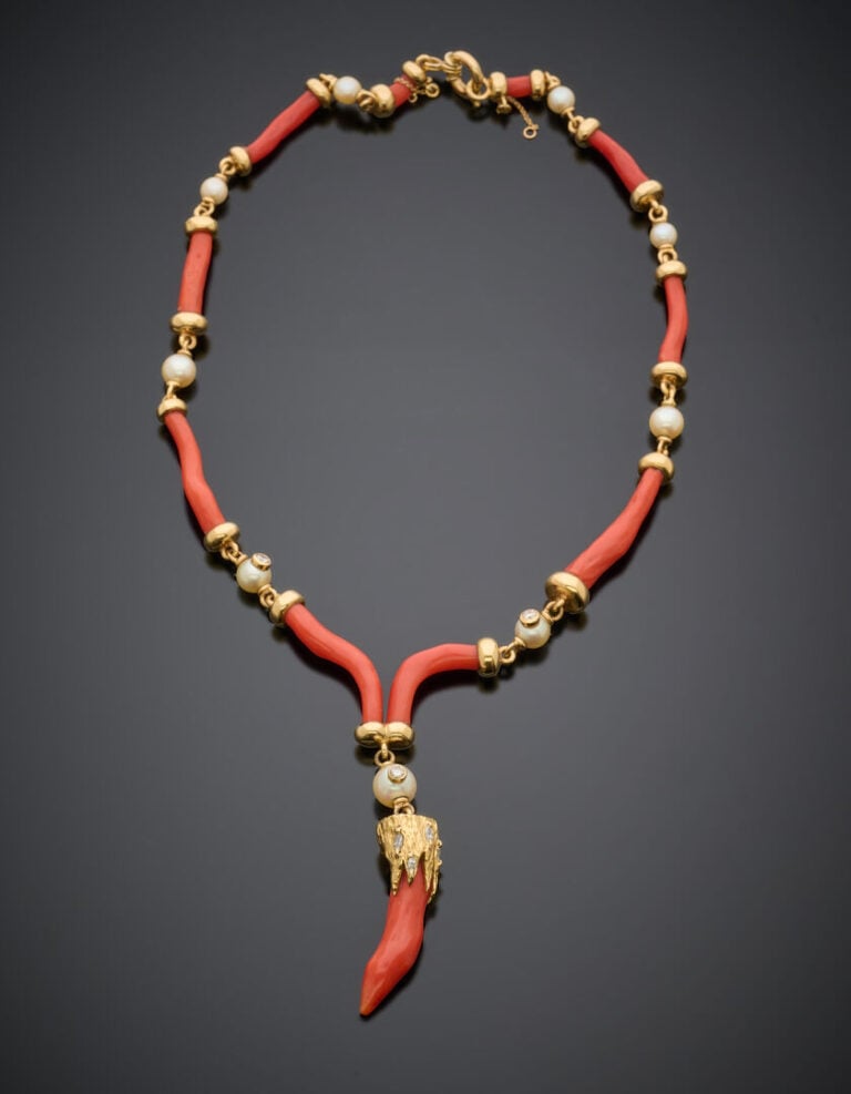 COLLIER en or jaune (750°/°°) composé de branches de corail et perles de cultur…
