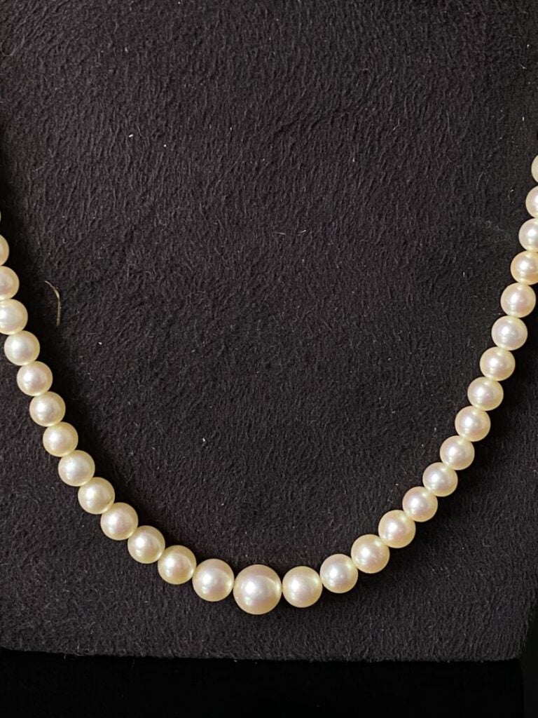 Collier orné de perles de culture Akoya en chute - Fermoir cliquet en platine (…