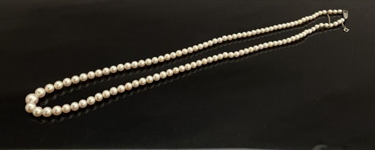 Collier orné de perles de culture Akoya en chute - Fermoir cliquet en platine (…