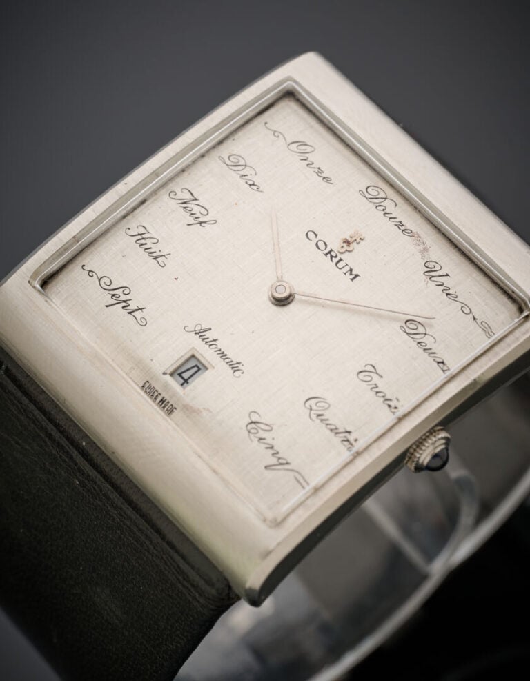 CORUM - BRACELET MONTRE carrée en acier, modèle Buckingham - Cadran silver film…