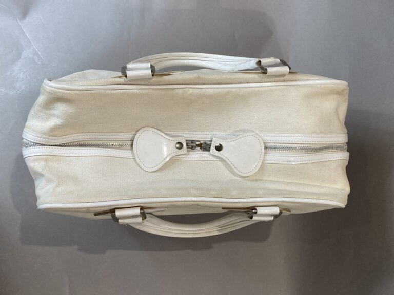 COURREGES - Sac bowling en toile et cuir ivoire, double poignée en cuir verni b…