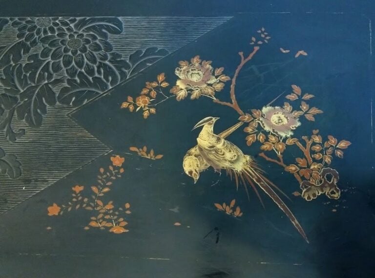 DANS LE GOÛT DU JAPON - Vers 1900 - Table rectangulaire en bois, à pieds galbés…