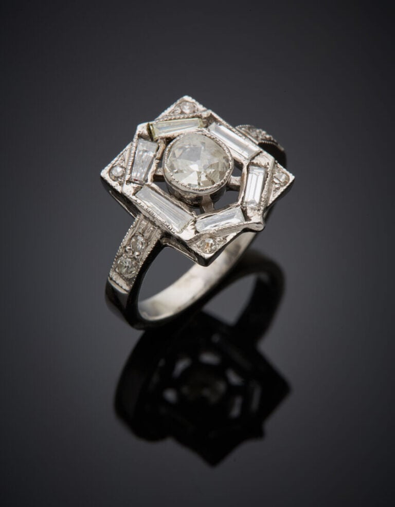 DIAFINI - BAGUE géométrique en or gris (750‰) ajouré, serti d'un diamant taille…