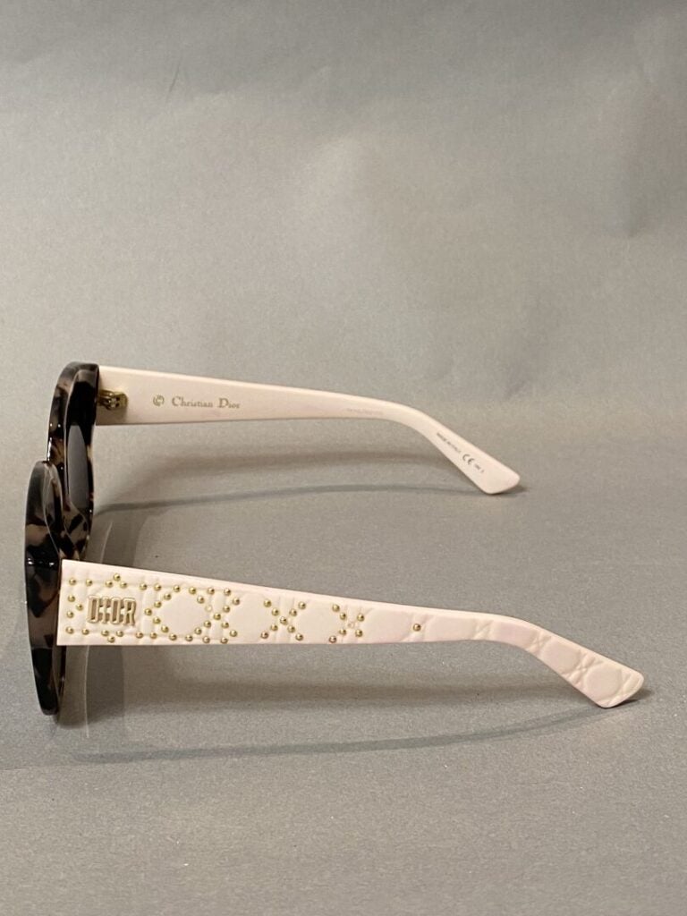 DIOR - Paire de lunettes de soleil de couleur écaille, les branches à motif mat…