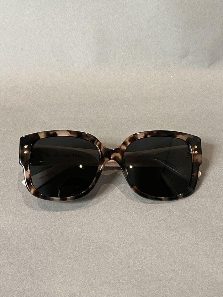 DIOR - Paire de lunettes de soleil de couleur écaille, les branches à motif mat…