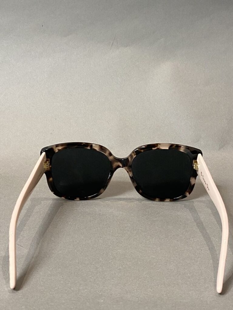 DIOR - Paire de lunettes de soleil de couleur écaille, les branches à motif mat…