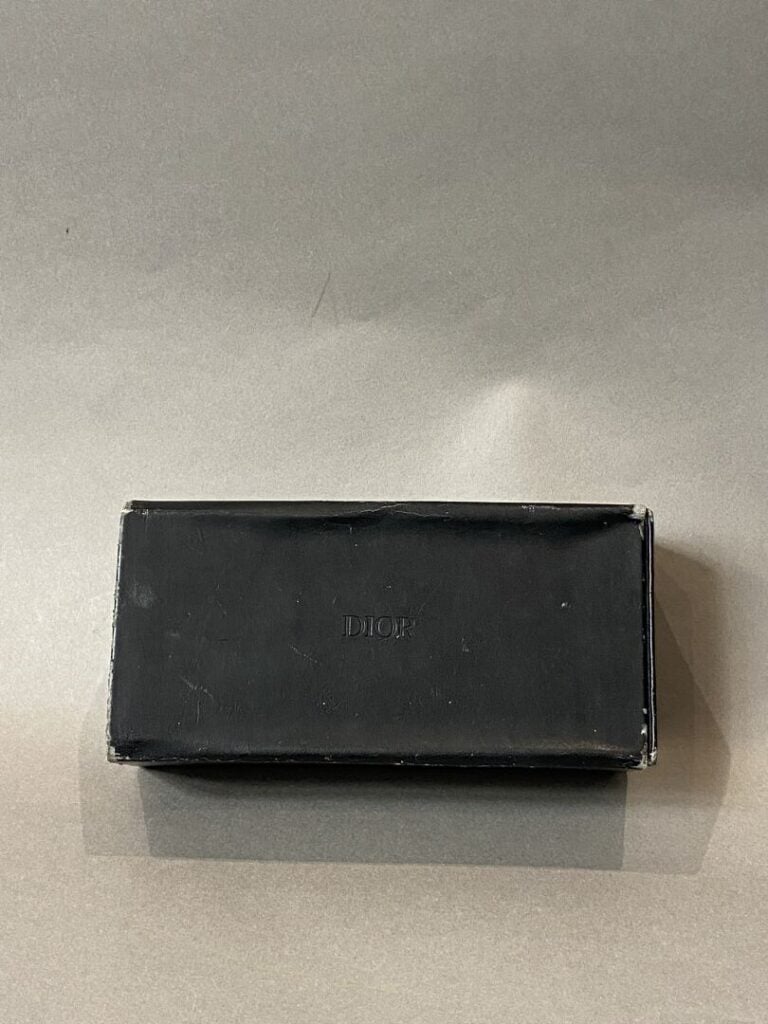 DIOR - Paire de lunettes de soleil de couleur écaille, les branches à motif mat…