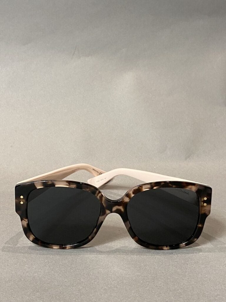 DIOR - Paire de lunettes de soleil de couleur écaille, les branches à motif mat…