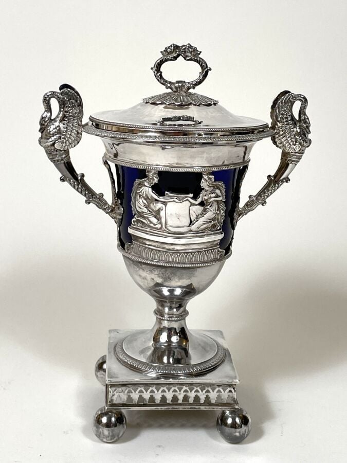 Drageoir couvert en forme de vase antique sur piédouche en argent(950 ‰) , à dé…