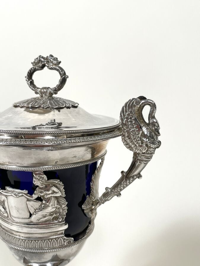 Drageoir couvert en forme de vase antique sur piédouche en argent(950 ‰) , à dé…
