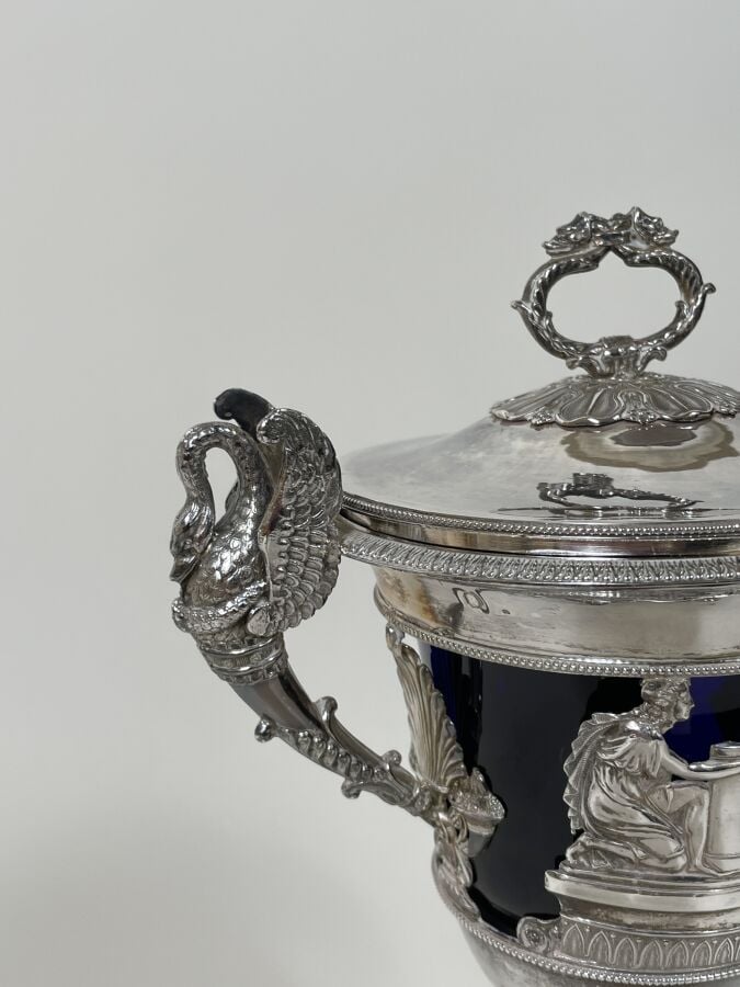 Drageoir couvert en forme de vase antique sur piédouche en argent(950 ‰) , à dé…