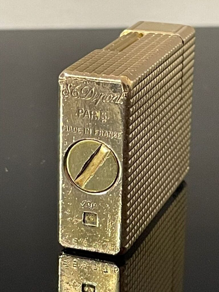 DUPONT - Briquet en métal doré à décor de pointes de diamant - H : 4.7 cm