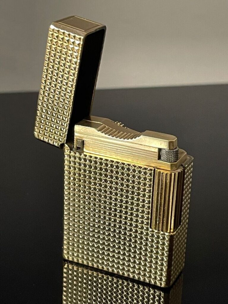 DUPONT - Briquet en métal doré à décor de pointes de diamant - H : 4.7 cm
