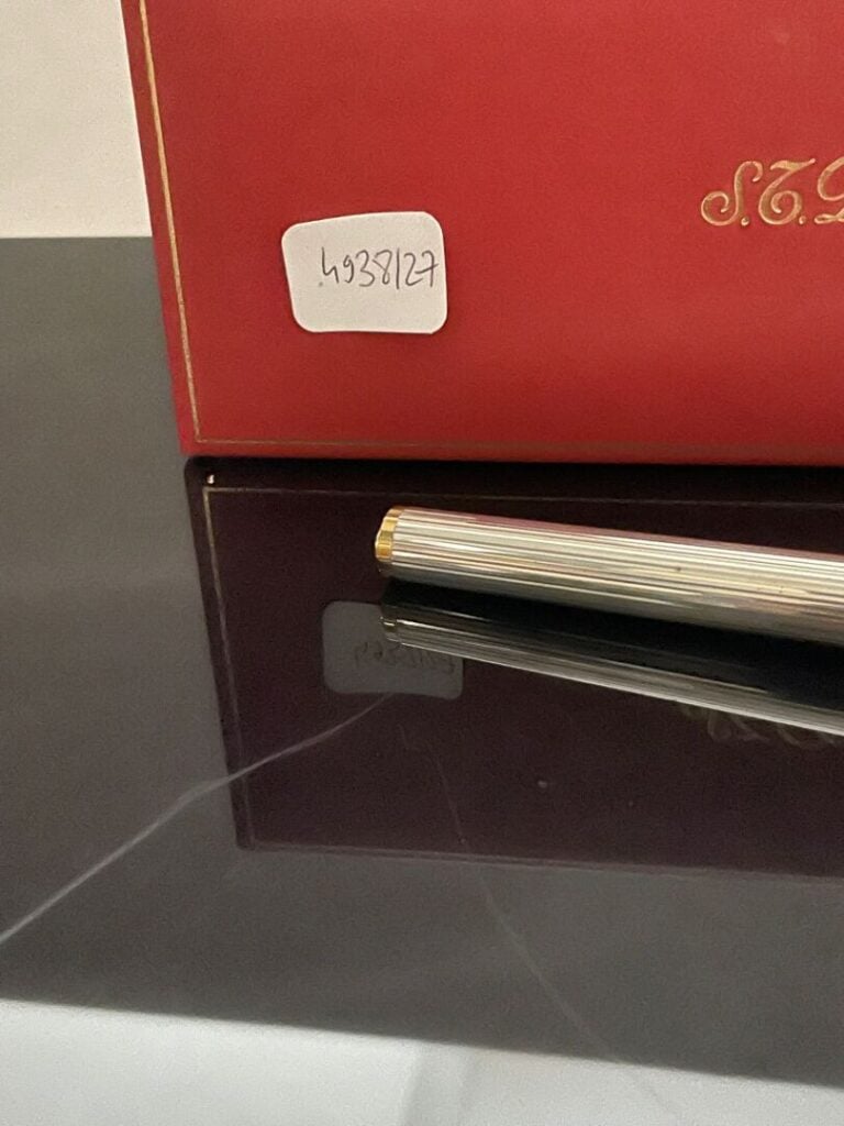 DUPONT - Briquet en métal doré à décor rainuré - H : 5.8 cm - Dans son écrin…