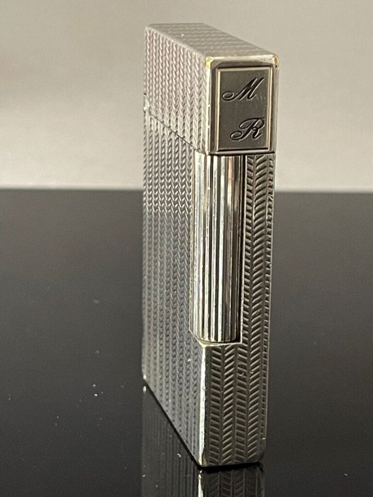 DUPONT - Grand briquet en métal argenté à décor de chevrons - H : 6.2 cm - Dans…