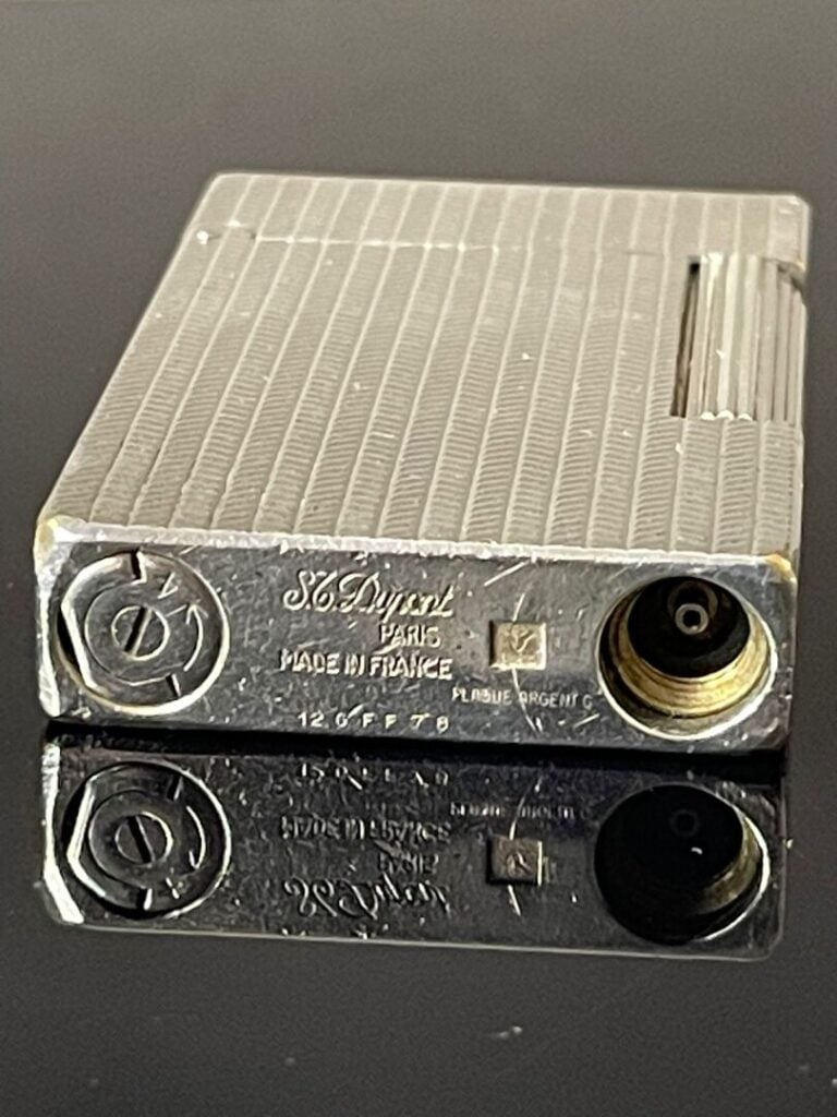 DUPONT - Grand briquet en métal argenté à décor de chevrons - H : 6.2 cm - Dans…