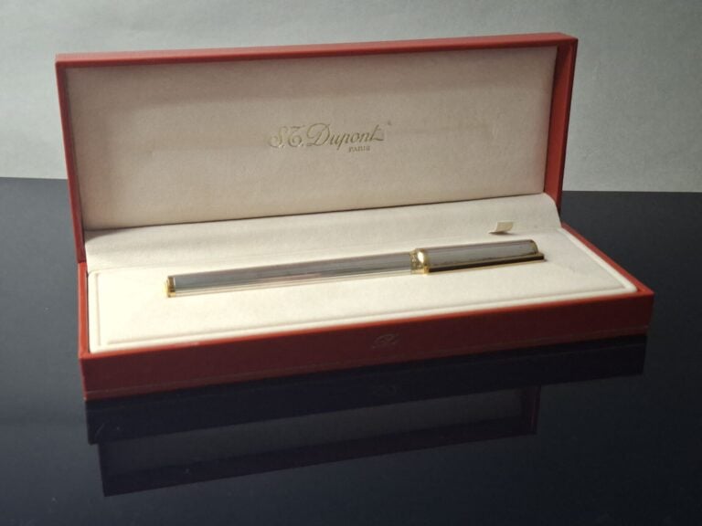 DUPONT - Stylo bille en métal argenté à décor rainuré, attributs en métal doré…