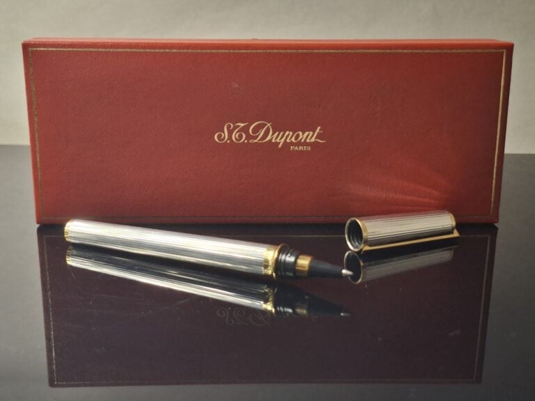 DUPONT - Stylo bille en métal argenté à décor rainuré, attributs en métal doré…