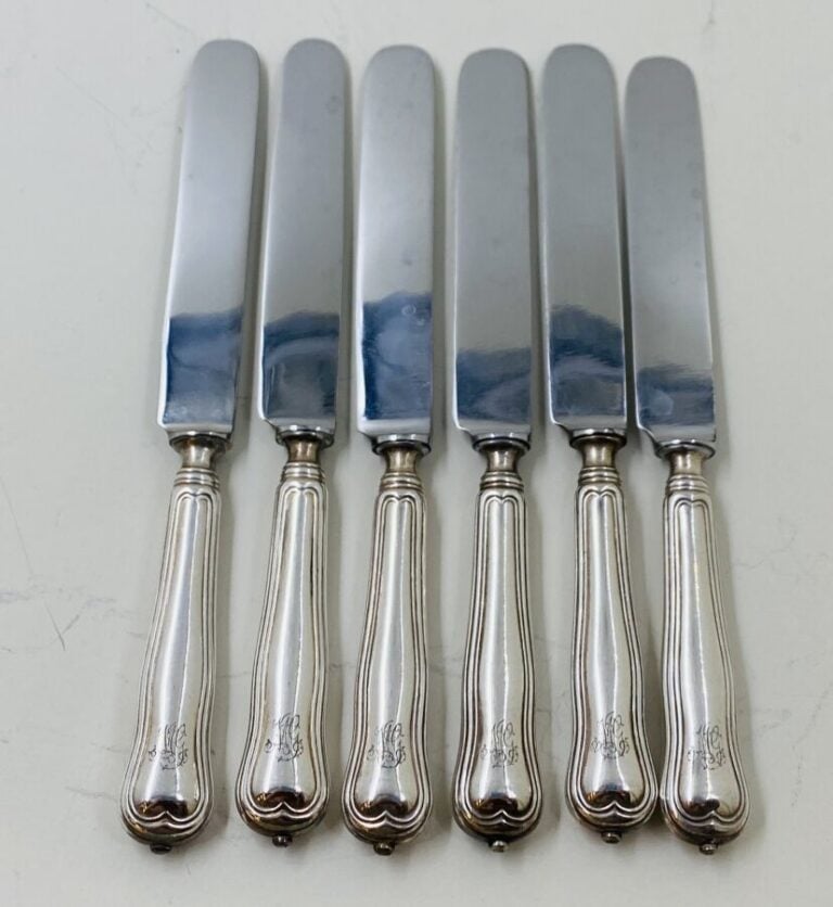 Ensemble de couteaux en métal argenté, modèle filet comportant 9 grands couteau…