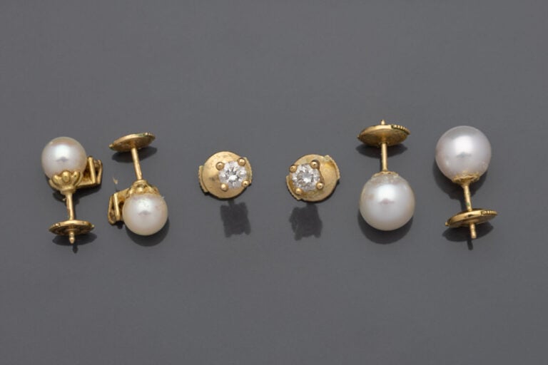 Ensemble de trois paires de clous d'oreilles en or jaune (750) ornés de perles…