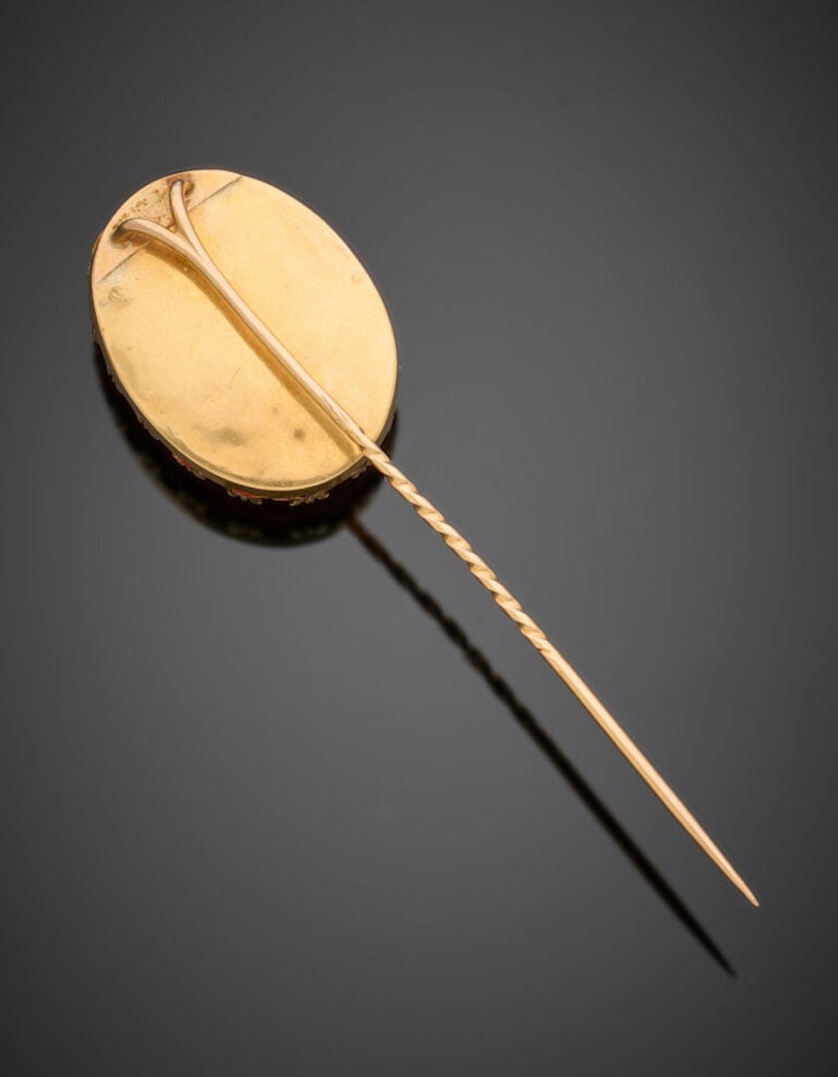 EPINGLE à CRAVATE en or jaune (750°/°°) de forme ovale serti d'un camée en cora…