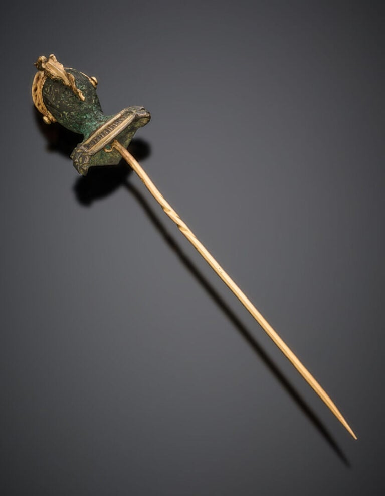 EPINGLE à CRAVATE en or jaune (750°/°°) et argent (min. 800°/°°) sculpté, figur…