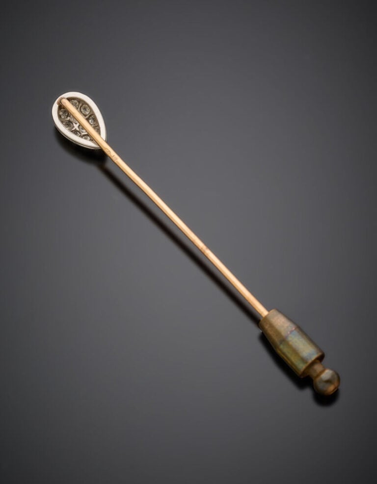 EPINGLE A CRAVATE en platine (850‰) et or jaune (750‰) à motif de goutte bombée…