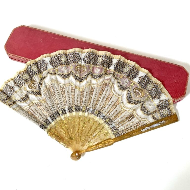 Éventail en écaille à décor de sequins - XIXème siècle - Accident à un brin…