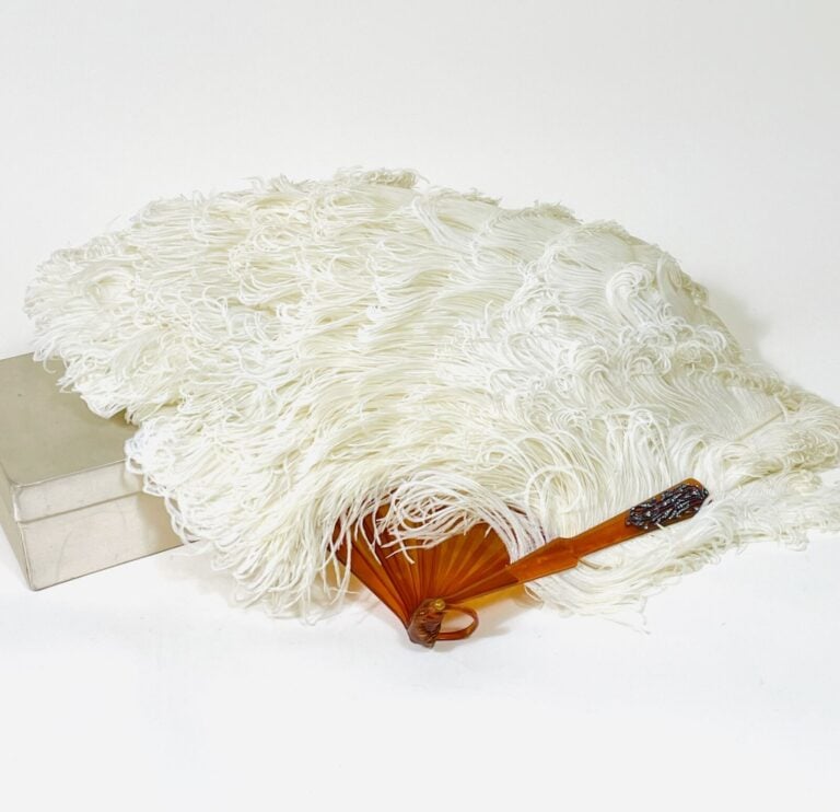 Éventail en plumes blanches, brins en écaille