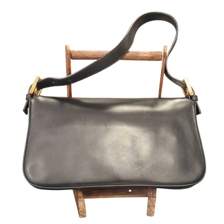 FENDI - Sac Baguette en cuir lisse noir, fermeture pression sous rabat, fermoir…