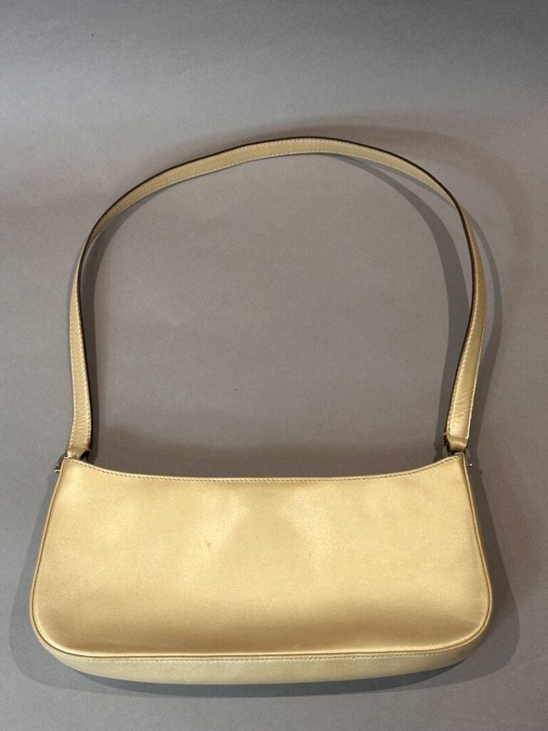 FERRAGAMO - Sac baguette en cuir doré mat, porté épaule, fermeture à pression s…