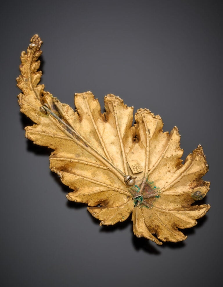 FLORA DANICA - Importante BROCHE « feuille » en vermeil (min. 800‰). - Signée F…