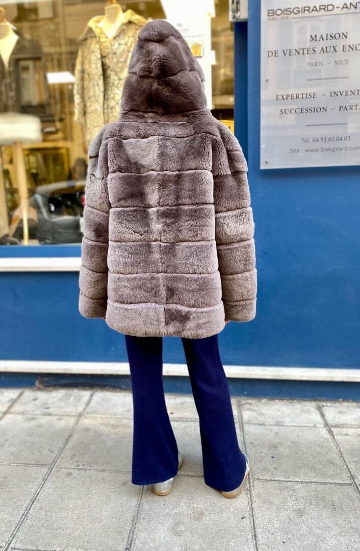 GÉRARD DAREL - Blouson à capuche en lapin rex grège, doublure en tissu gris iri…