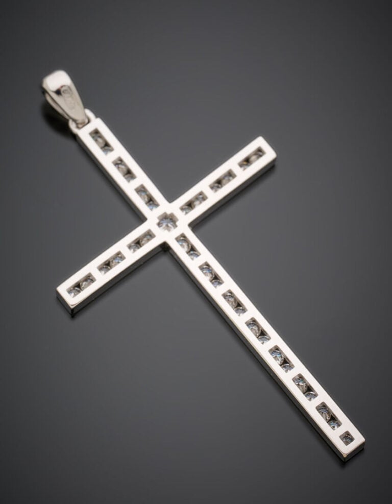 Grand PENDENTIF "croix" en or gris (750‰) serti d'alignements de diamants taill…
