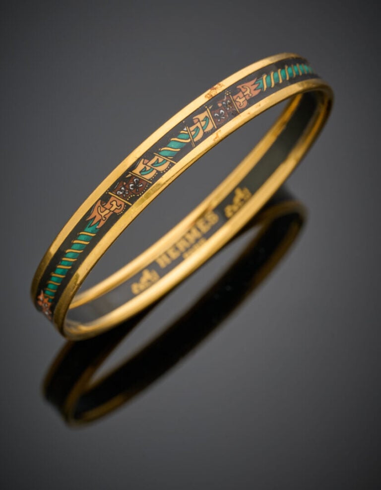 HERMES - BRACELET manchette rigide en métal doré et laque figurant des drapeaux…