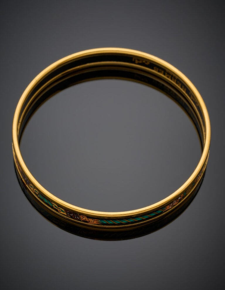 HERMES - BRACELET manchette rigide en métal doré et laque figurant des drapeaux…