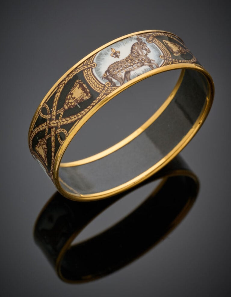 HERMES - BRACELET rigide "Grand Apparat" en métal doré et à décor émaillé polyc…