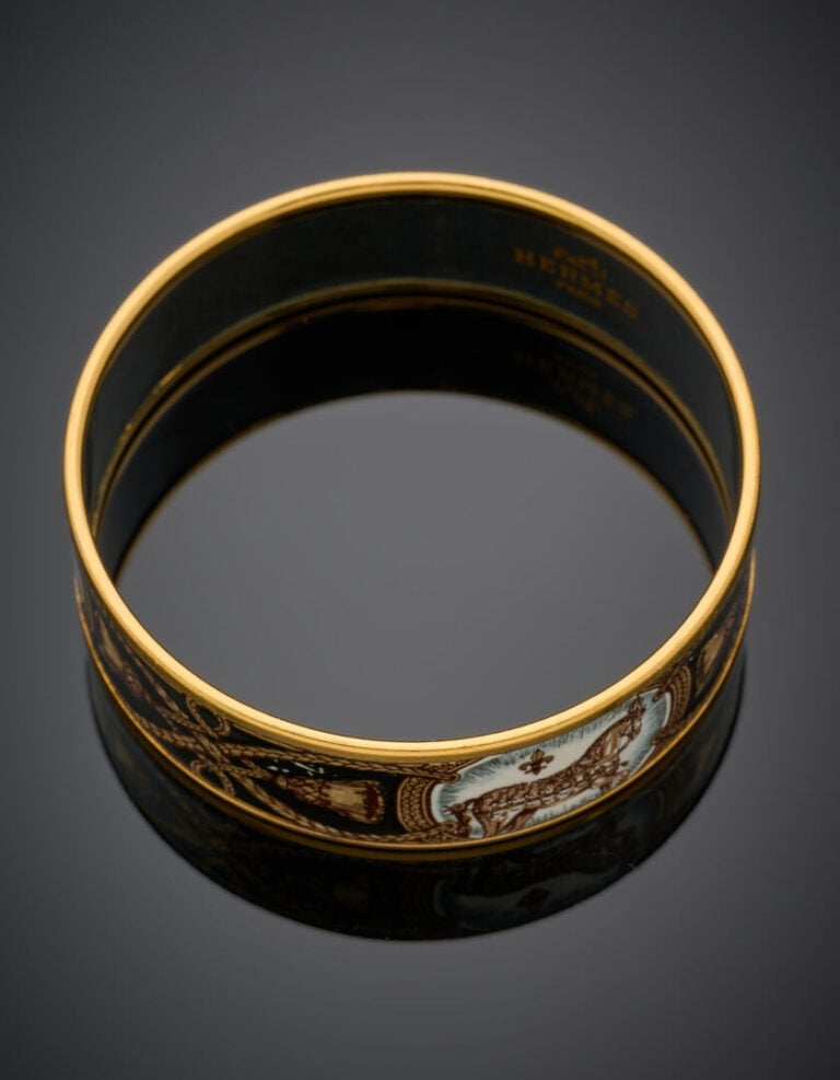 HERMES - BRACELET rigide "Grand Apparat" en métal doré et à décor émaillé polyc…