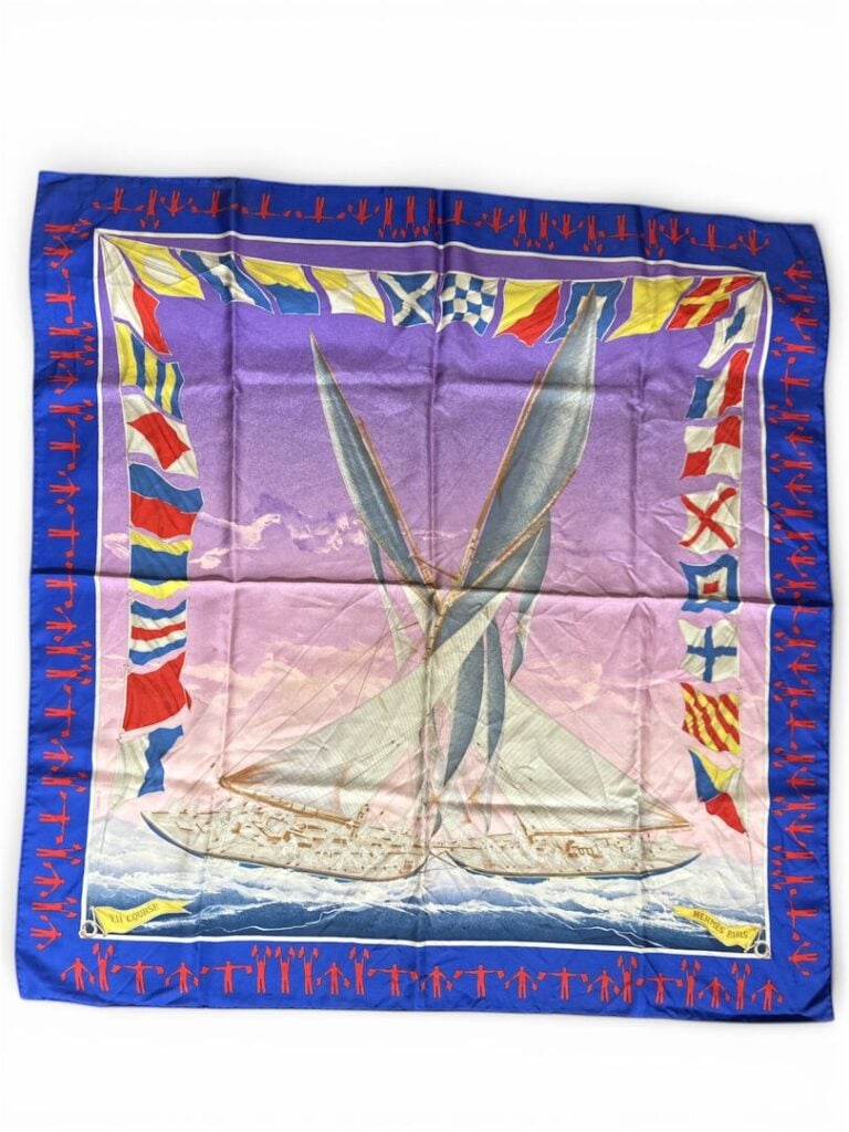 HERMES - Carré en twill de soie, modèle "En course" d'après Yannick Manier - 85…